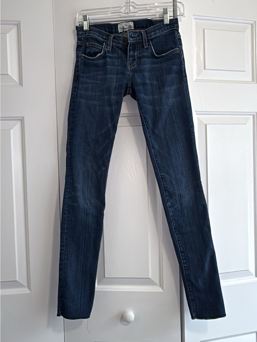 Nice pair of Current/Elliott low rise skinny jeans in dark wash